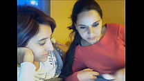 dos chicas jugando muy exitadas