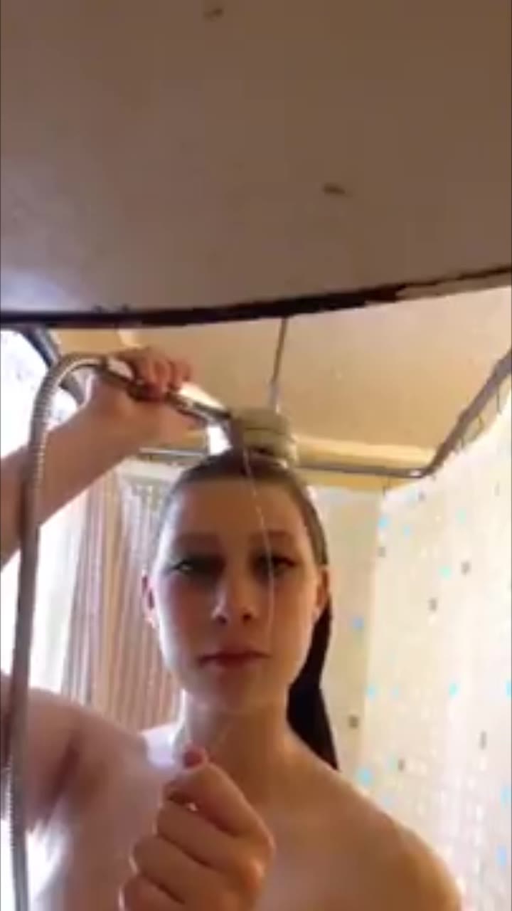 Rai Bae takes a shower live on periscope